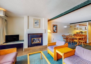Village Green Condo - Shared Pool, Hot Tub & Tennis, High-Speed WiFi & Fireplace