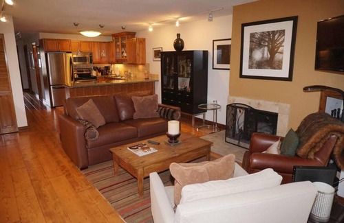 Aspen House | 100 Dean St E #2B