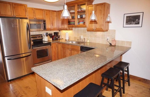 Aspen House | 100 Dean St E #2B