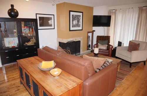 Aspen House | 100 Dean St E #2B