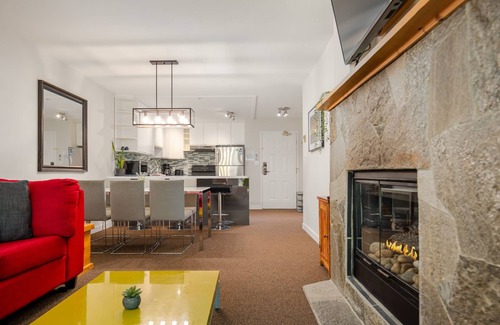Upper Village Condo | 2BR | Powderhorn | Near Gondola | Double Sided Fireplace | Rooftop Hot Tub | Parking