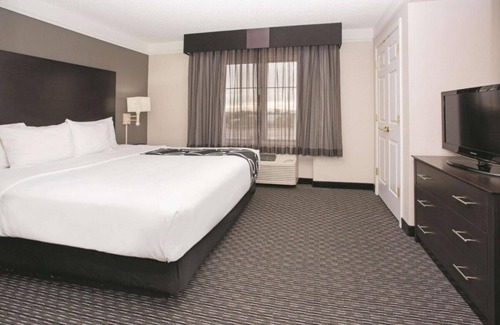 Superstition Springs House | 3 N/S King Bed One-Bedroom w/ Pool View at La Quinta Inn & Stes by Wyndham Mesa