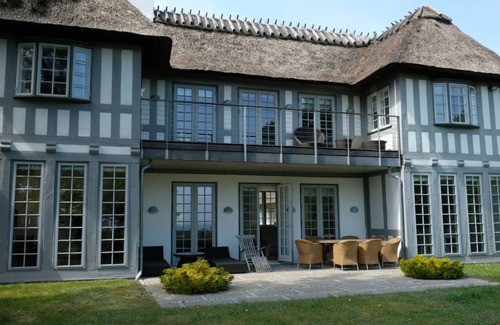 Solrod Strand House | 380 m² Farmhouse ∙ 5 bedrooms ∙ 10 guests