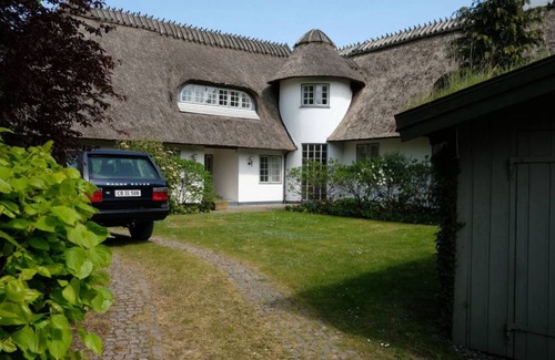 Solrod Strand House | 380 m² Farmhouse ∙ 5 bedrooms ∙ 10 guests