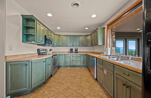 Chalet Village Cabin | BEST VIEW in town | HotTub | PoolTable | 3 king, 3 queen bd | Trillium Lodge