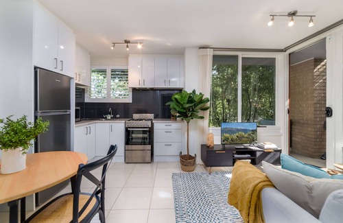 Watson Apartment | Cosy and Convenient Leafy Apartment