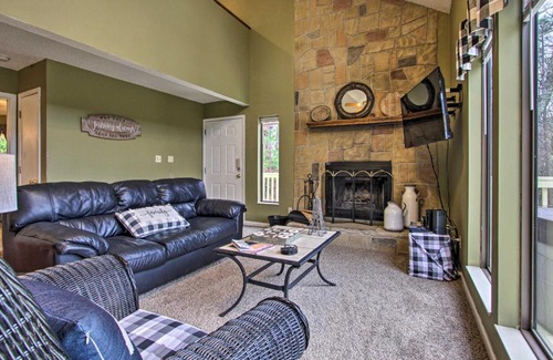 Chalet Village House | Cozy Gatlinburg Hideaway with Hot Tub and Air Hockey