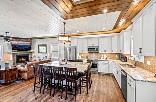 Chalet Village North Cabin | Dog-Friendly Epic Mtn View Hot Tub 5 King Beds (High Five)