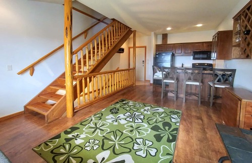 Big White Ski Resort House | ★ Family friendly 3BR/2B townhouse beside ski run with new top of line hot tub!★
