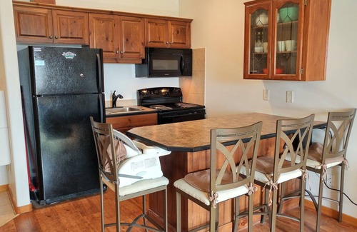 Big White Ski Resort House | ★ Family friendly 3BR/2B townhouse beside ski run with new top of line hot tub!★