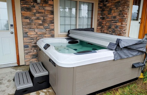 Big White Ski Resort House | ★ Family friendly 3BR/2B townhouse beside ski run with new top of line hot tub!★