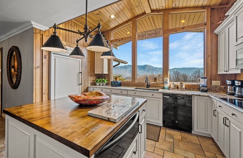 Chalet Village Cabin | LargeGroups EPIC view HotTub FirePit Theater 7 king, 3 bunks SMM
