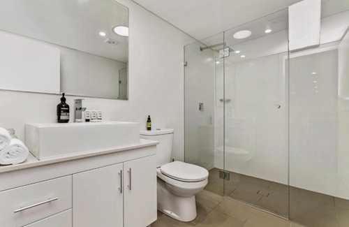 Waverton Apartment | Light filled apartment with sweeping harbour views
