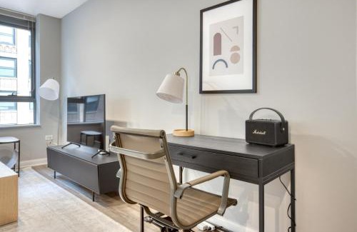 Downtown Chicago Apartment | Loop 1BR w gym pool lounge 1 block from L CHI-700