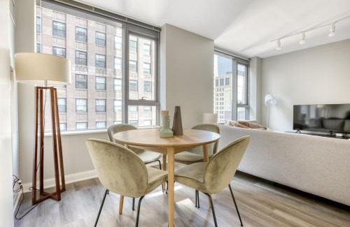 Downtown Chicago Apartment | Loop 1BR w gym pool lounge 1 block from L CHI-700