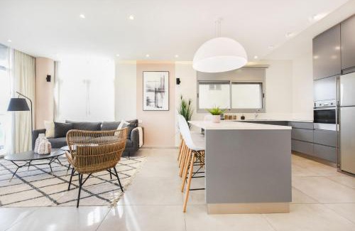 Kerem HaTeimanim Apartment | Modern 3-BR near Beach Club by HolyGuest