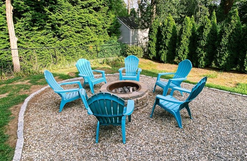 Westbrook Center House | Perfect Shoreline Stay – Walk to Beach, Dine, Shop & Play!