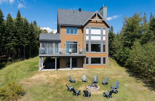 Petite-Riviere-Saint-Francois Ski Chalet | Phoenix 75: River view, Spa and Pool Table