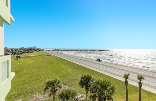 Galveston Condo | Spacious Home w/ Pool & Beachfront Views - Walk to Galveston Beach!