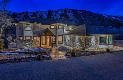 Basalt House | Waterfront Luxury Villa Near Aspen