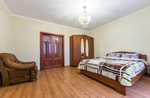 Svyatoshyns'kyi District Apartment | Комфортная двухкомнатная квартира возле метро Академгородок
