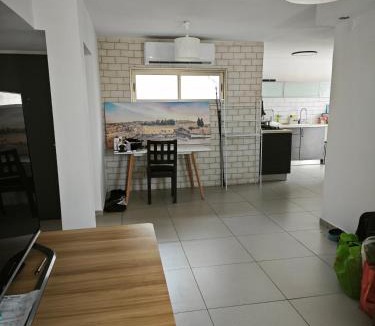 Bat Yam House | Уютное жильё в тихом районе, с собственной ванной комнатой и туалетом