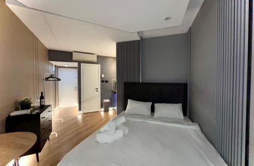 Netanya Apartment | קו המים-אמבט ספא במרפסת על הים, בית קפה בלובי Waterline studio sea view Spa tub on the balcony