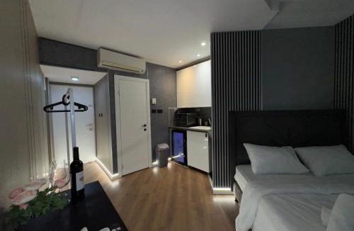 Netanya Apartment | קו המים-אמבט ספא במרפסת על הים, בית קפה בלובי Waterline studio sea view Spa tub on the balcony
