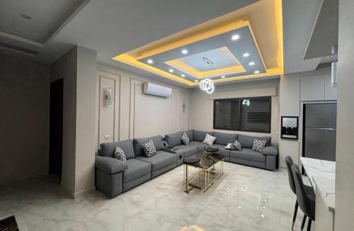 Al Jubeiha Apartment | شقة واسعة مع ترس كبير