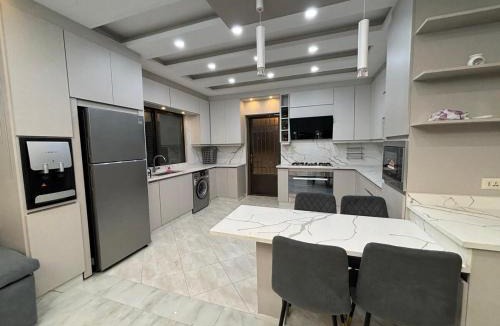Al Jubeiha Apartment | شقة واسعة مع ترس كبير