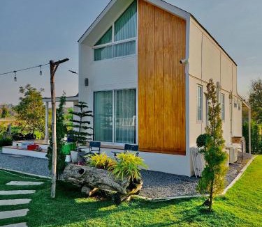 Wang Nam Khiao House | บ้านไร่ฟ้าสวย Family House