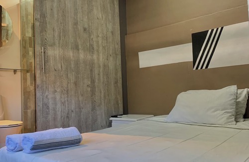 Zona Rosa Hotel | 【ᴘʀɪᴠᴀᴛᴇ ʙᴜɪʟᴅɪɴɢ 𝟏𝟖ʙᴅ/5ᴊᴀᴄᴜᴢᴢɪ ᴀᴛ ʟʟᴇʀᴀꜱᴘᴀʀᴋ】