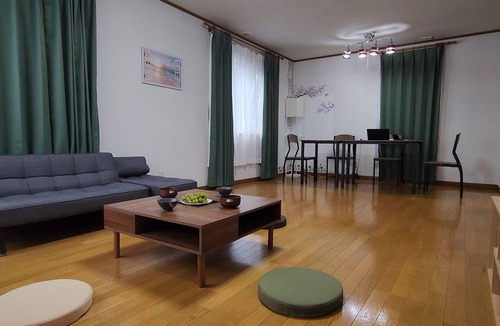 Otaru House | 小樽市にあり、小樽駅から徒歩13分の宿泊施設で、庭と無料専用駐車場を提供しています。ベッドルーム3室が備わる別荘です。