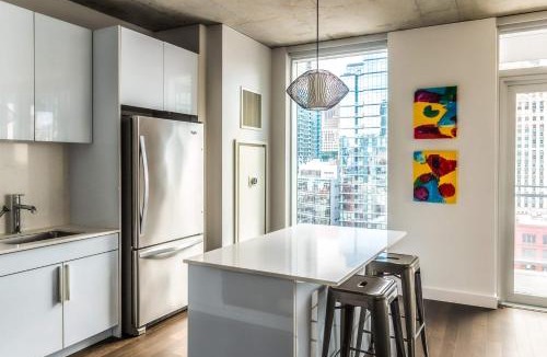 Downtown Chicago Apartment | 2B 2BA Luxury Suite with Balcony and Wi-Fi, PAID IN and OUT PARKING IN BLDG