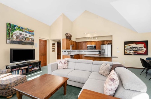 Blueberry Hill House | 2BR | The Lynx | King Bed w/4 Piece Ensuite | Mountain Views | Private Balcony w/BBQ