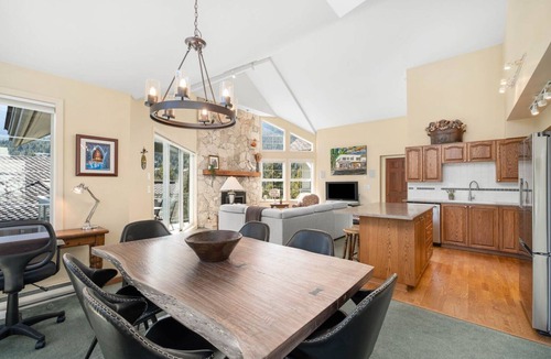 Blueberry Hill House | 2BR | The Lynx | King Bed w/4 Piece Ensuite | Mountain Views | Private Balcony w/BBQ