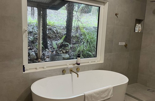 Mount Dandenong House | 7 Acre Paradise. Windmill Lodge. Fernglen Forest Retreat.