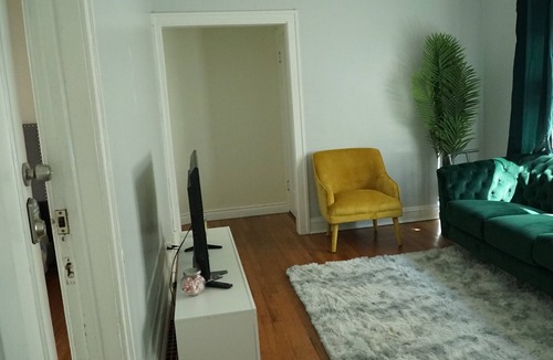 Mayfair Apartment | A room close to O’hare airport
