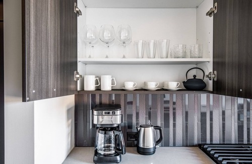 West Loop Apartment | Airy West Loop 1BR w/Pool, Pet Spa, near Restaurant Row, by Blueground