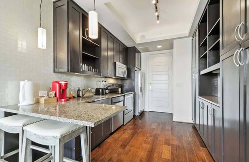 Uptown Apartment | Amyfinehouse |Contemporary Studio Apt|Pool+Patio