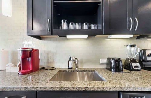 Uptown Apartment | Amyfinehouse |Contemporary Studio Apt|Pool+Patio