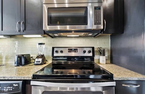 Uptown Apartment | Amyfinehouse |Contemporary Studio Apt|Pool+Patio