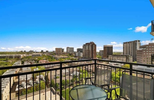 Uptown Apartment | Amyfinehouse |Contemporary Studio Apt|Pool+Patio