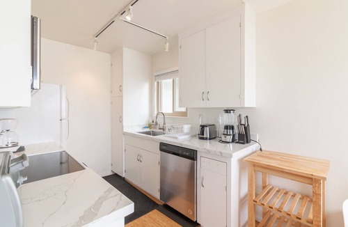 Pacifica House | Beachfront Ocean Views 20 Mins to SF!