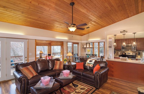 Chalet Village Cabin | BEAUTIFUL 2/2 CHALET! Amazing Views! Hot Tub! Games!nGreat Location Near Ober!