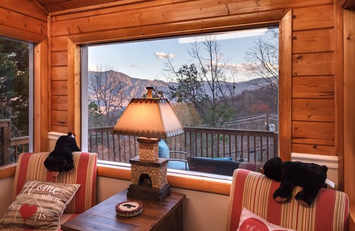 Chalet Village Cabin | BEAUTIFUL 2/2 CHALET! Amazing Views! Hot Tub! Games!nGreat Location Near Ober!