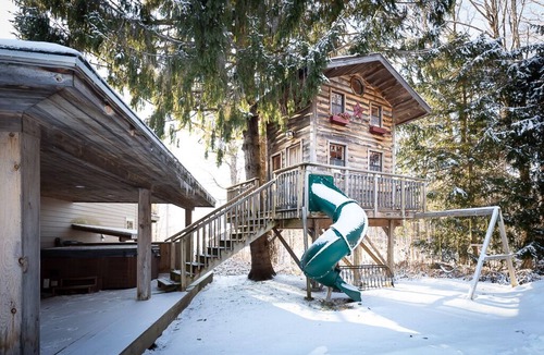 Killington House | Beautiful 4-bedroom House and Treehouse 5 min to skiing, hiking, golf, biking.