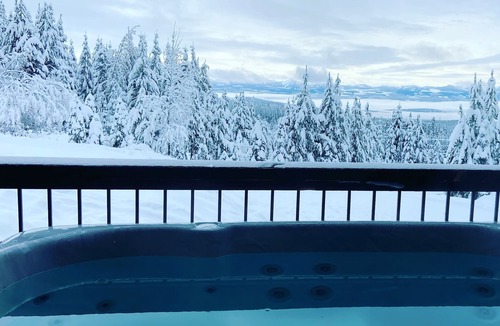 Snow Pine Estates Ski Chalet | Best 4-Bedroom Family-Friendly Ski-In/Ski-Out With Hot Tub on Big White