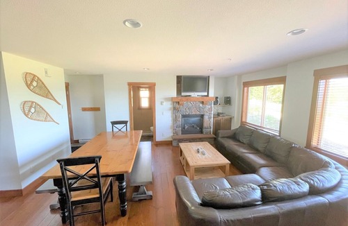 Snow Pine Estates Ski Chalet | Best 4-Bedroom Family-Friendly Ski-In/Ski-Out With Hot Tub on Big White