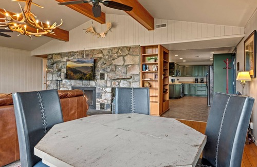 Chalet Village Cabin | BEST VIEW in town | HotTub | PoolTable | 3 king, 3 queen bd | Trillium Lodge